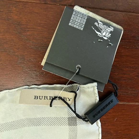 Burberry 100% Silk scarf the "Check" pattern NWT made in Italy grey n black - Picture 2 of 9